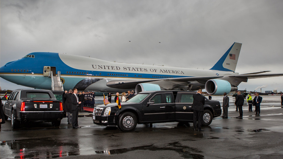 Staatsbesuch Obama, hier gepanzerte Autos auf dem Flugfeld vor Flugzeug