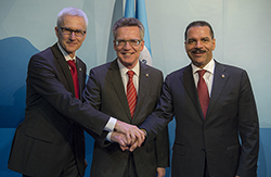 v.l. Jürgen Stock, Thomas de Maizière und Ronald K. Noble beim Ministertreffen am 04.11.2014 in Monaco 