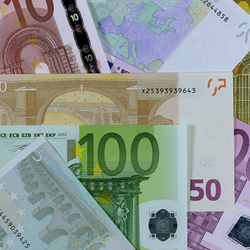 ungeordneter Stapel verschiedener Euro-Geldscheine