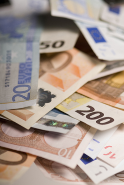 ungeordneter Stapel verschiedener Euro-Geldscheine