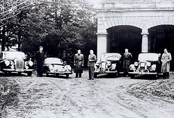 1950 Begleitkommando mit Fahrzeugen auf dem Gelände der Villa Selve in Bonn (verweist auf: Errichtung eines Begleitkommandos)