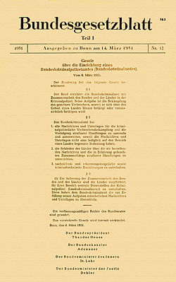 1951 - Auszug der Veröffentlichung des Gesetzes über die Einrichtung eines Bundeskriminalpolizeiamtes (Bundeskriminalamtes) - BKAG - im Bundesgesetzblatt (verweist auf: Inkrafttreten des BKAG)