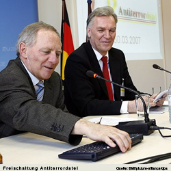 2007 Freischaltung der Antiterrordatei durch Bundesinnenminister Dr. Wolfgang Schäuble und BKA-Präsident Jörg Ziercke (verweist auf: Die &#034;Antiterrordatei&#034; (ATD) geht in den Wirkbetrieb.)