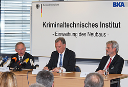 2008 Einweihung des neuen Gebäudes des Kriminaltechnischen Instituts im Standort II in Wiesbaden (verweist auf: Einweihung des neuen KT-Gebäudes)