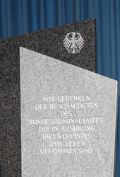 2009 Gedenkstehle für in Ausübung des Dienstes ums Leben gekommene Kollegen (verweist auf: Einweihung einer Gedenkstele)