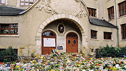 Niedergelegte Blumen vor dem Eingang des Gutenberg Gymnasiums Erfurt