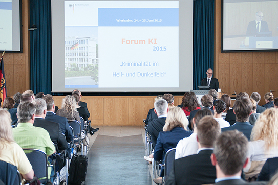 Michael Kretschmer, Vizepräsident beim Bundeskriminalamt, bei der Begrüßung der Teilnehmer des Forums KI 2015