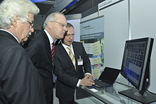 Besucher am Stand des Fraunhofer-Institut für Nachrichtentechnik - Heinrich-Hertz-Institut