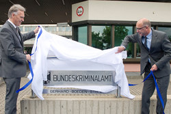 The President of the Bundeskriminalamt, Jörg Ziercke (left), and the Mayor of Meckenheim, Bert Spilles, unveil the new entrance sign  (refer to: Ceremony at the BKA Meckenheim)